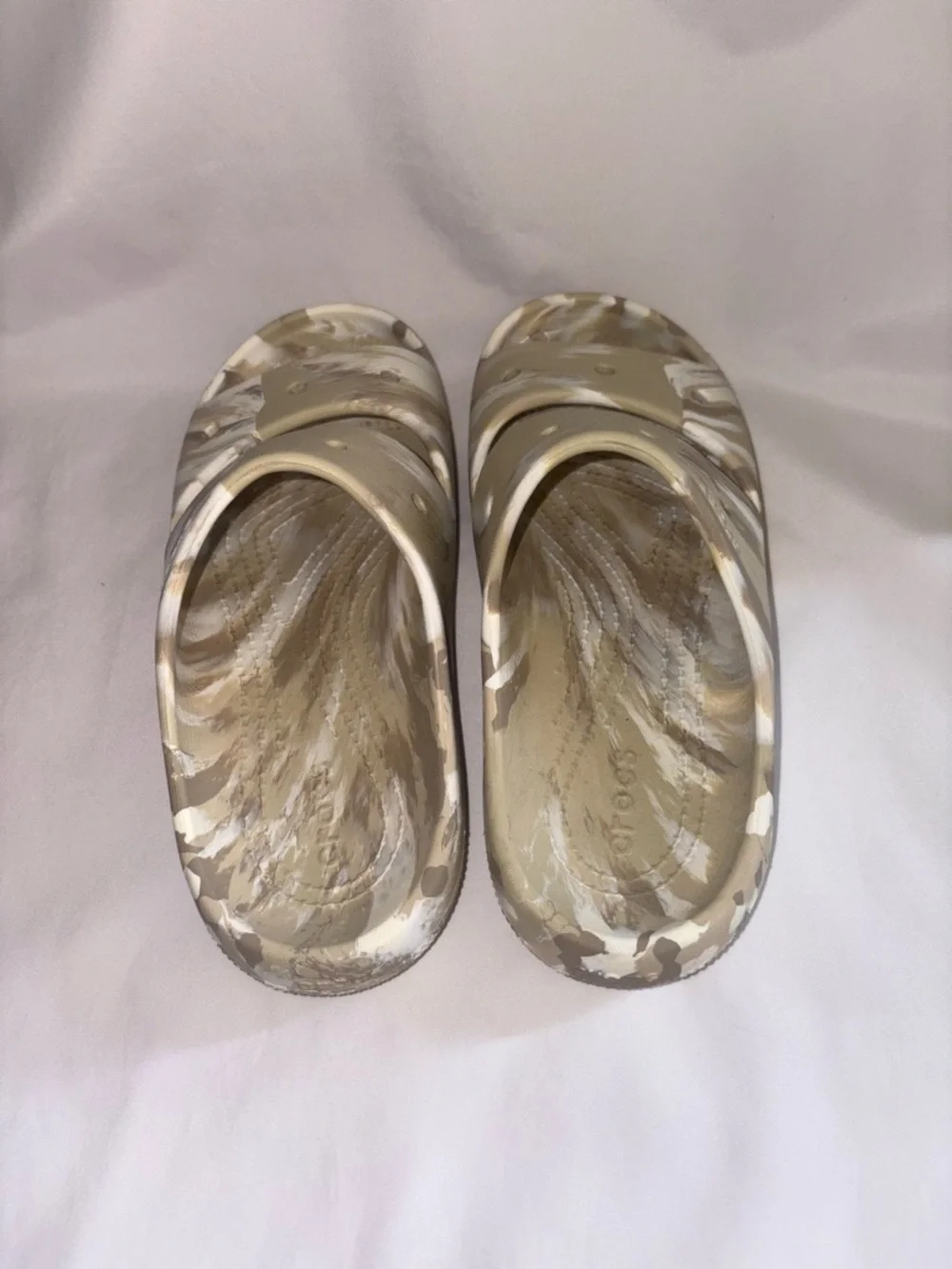 Crocs Tan Marble Slide Sandals Women’s 9 / Men’s 7 Neutral Lightweight Comfort - Picture 2 of 4